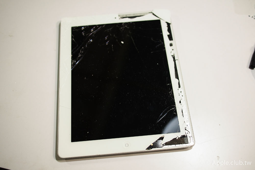 使用不到兩個月的iPad 4被兒子摔破了！