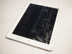 iPad 2觸控面板破裂左上角變形