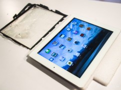 iPad 2觸控面板破裂左上角變形