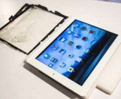 iPad 2觸控面板破裂左上角變形