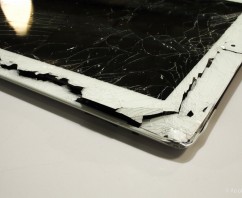 被摔得慘不忍睹的iPad 3 觸控破裂 外殼嚴重變形