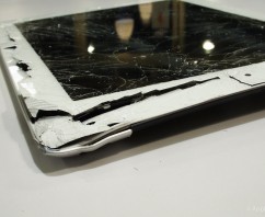 被摔得慘不忍睹的iPad 3 觸控破裂 外殼嚴重變形