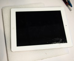 iPad 2觸控面板破裂 POWER開機鍵和音量鍵無法正常操作 WIFI無線網路訊號弱／不穩定